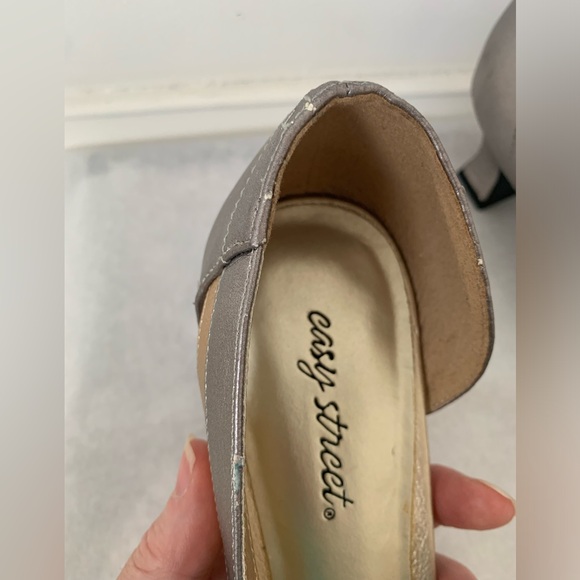 Easy Street Spry silver/gold heel, 1.75” height, size 9.5M, in original box. - Picture 6 of 10